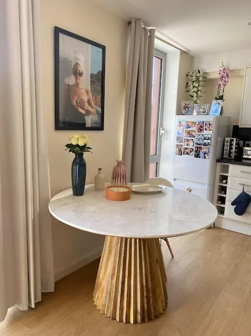 Top Floor 1Bed Appartement With Balcony, City View London United Kingdom