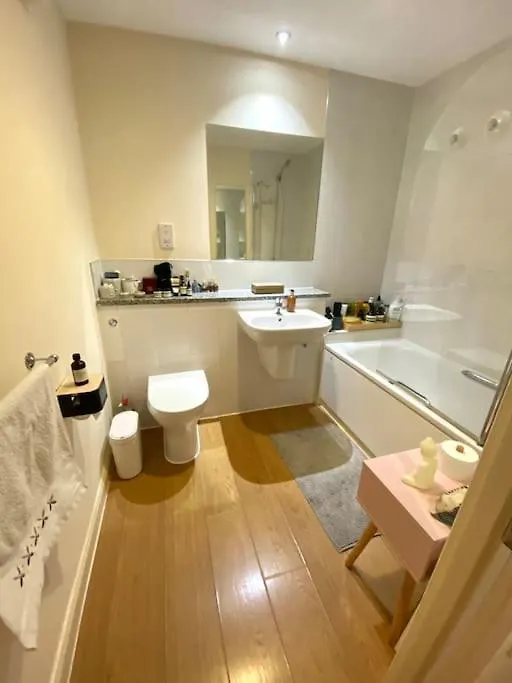Top Floor 1Bed Appartement With Balcony, City View London