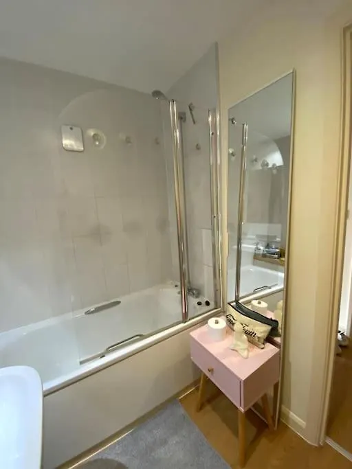 Top Floor 1Bed Appartement With Balcony, City View London 0*,  United Kingdom