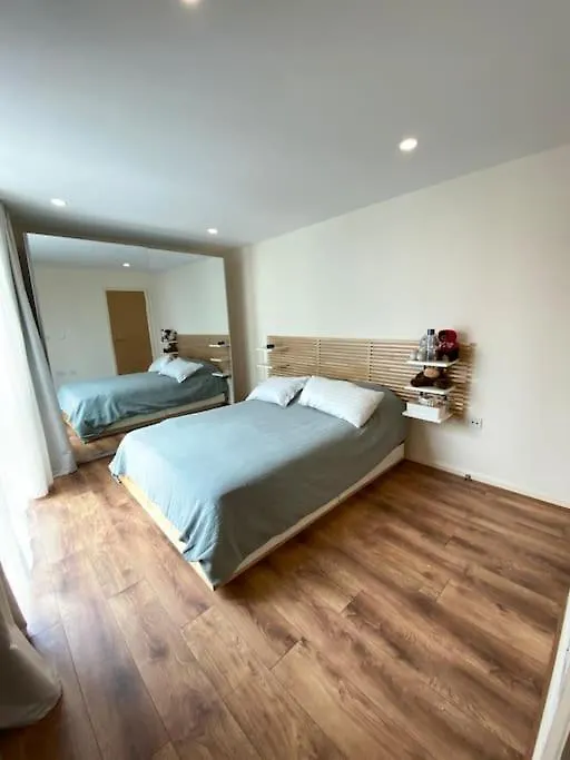 Top Floor 1Bed Appartement With Balcony, City View London