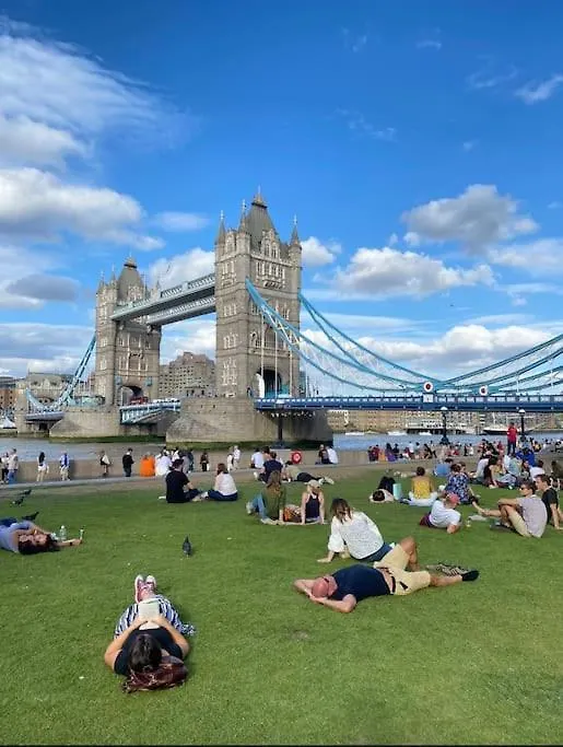 Apartment Top Floor 1Bed Appartement With Balcony, City View London
