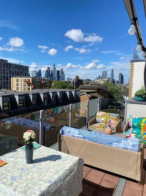 Top Floor 1Bed Appartement With Balcony, City View London