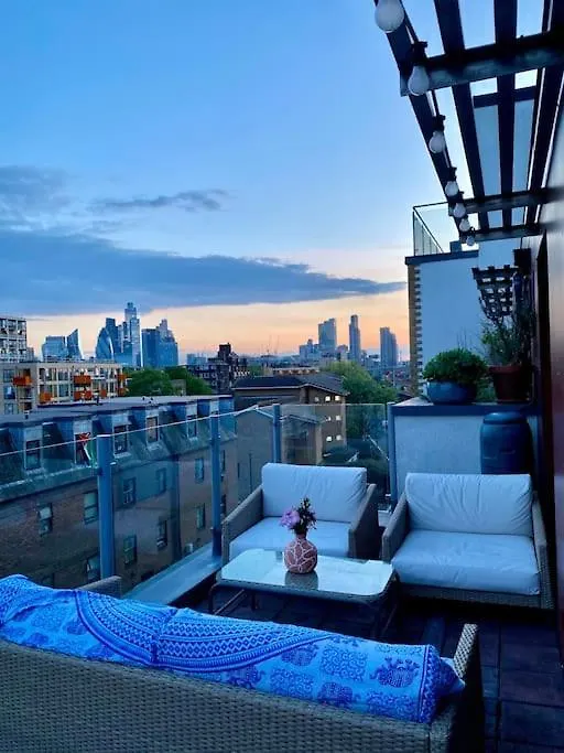 Top Floor 1Bed Appartement With Balcony, City View London 0*,
