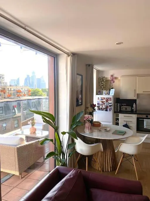 Top Floor 1Bed Appartement With Balcony, City View London Apartment