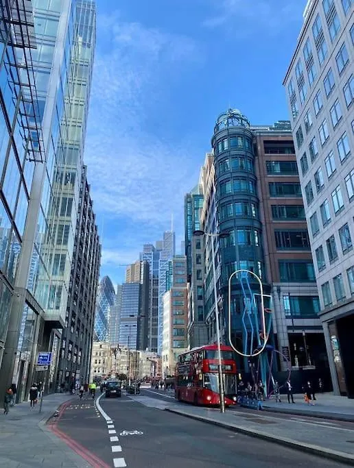 Top Floor 1Bed Appartement With Balcony, City View London